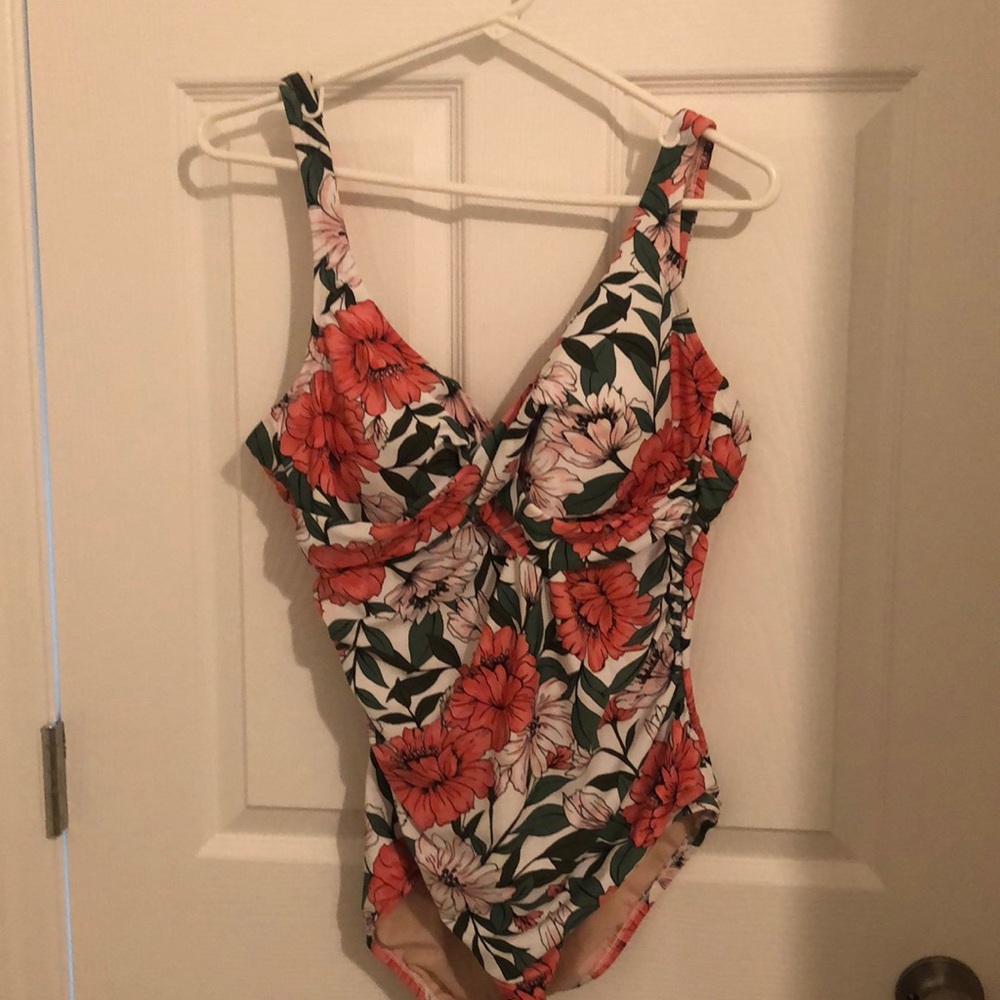Kona Sol one piece swimsuit size L